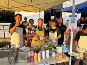 Gemeenteleden tijdens de verkoop van eten op een christelijk evenement.
